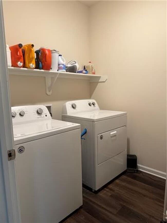 Building Photo - Welcome home to this **beautiful 4-bedroom, 2-bath rental