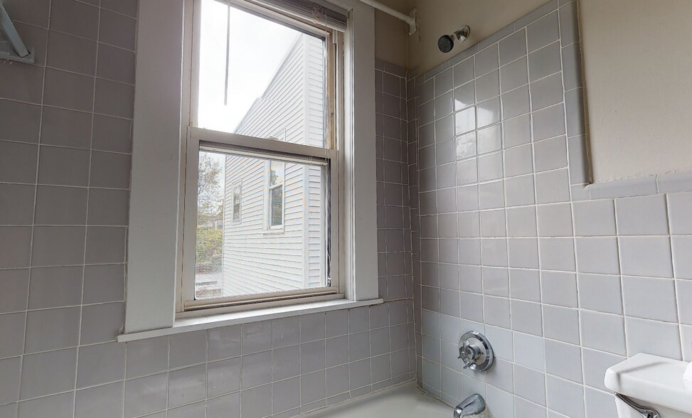 Building Photo - 224 Banks St