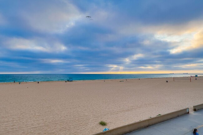 Building Photo - 1510 The Strand