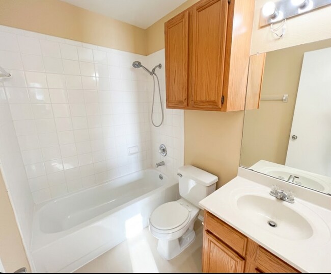 Building Photo - 1703 Benttree Dr Unit C