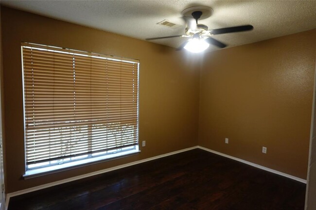 Building Photo - 6314 Sandy Oaks Dr