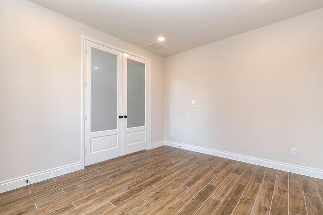 Building Photo - 3410 Willow Cres Ct