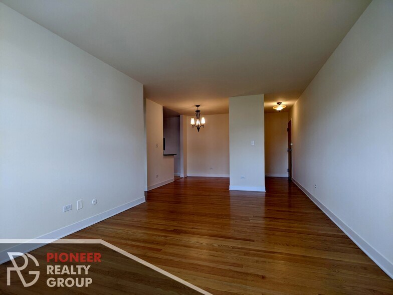 Building Photo - 643 W Wrightwood Ave