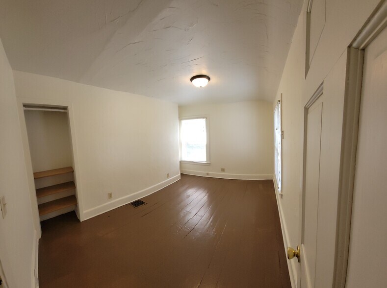Building Photo - 304 S Cottage St