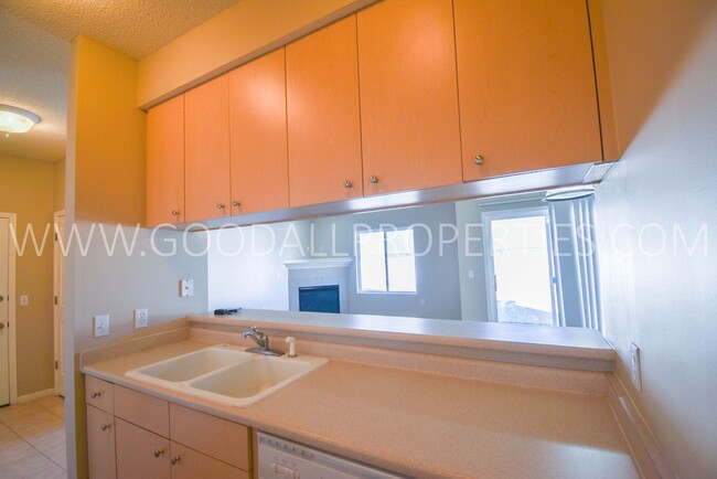Building Photo - Short Term Lease Available ! 2 Bedroom 2 B...