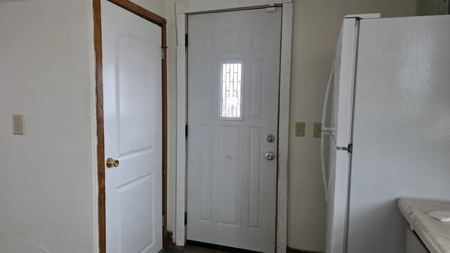 Building Photo - 3 Bedroom Home