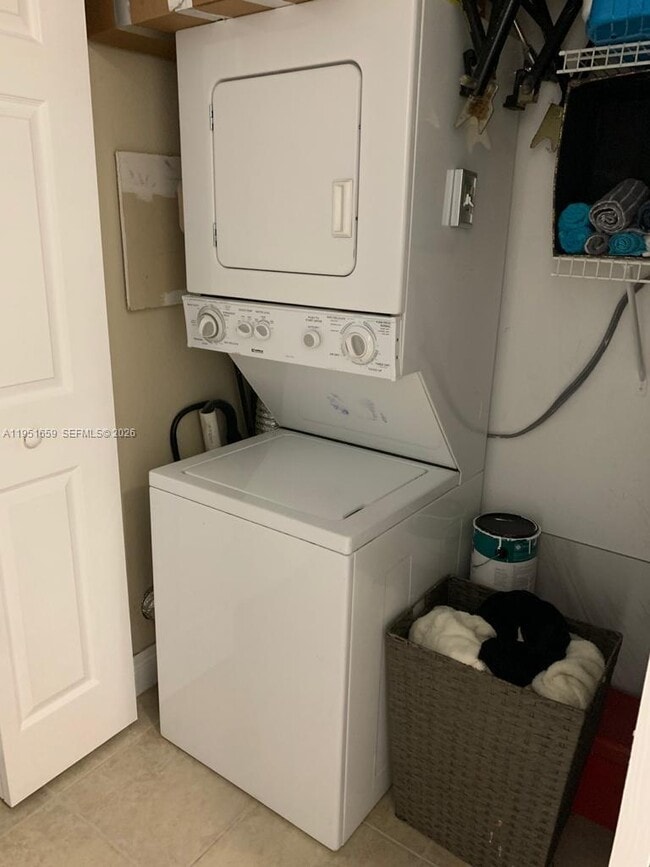 Building Photo - 8290 Lake Dr