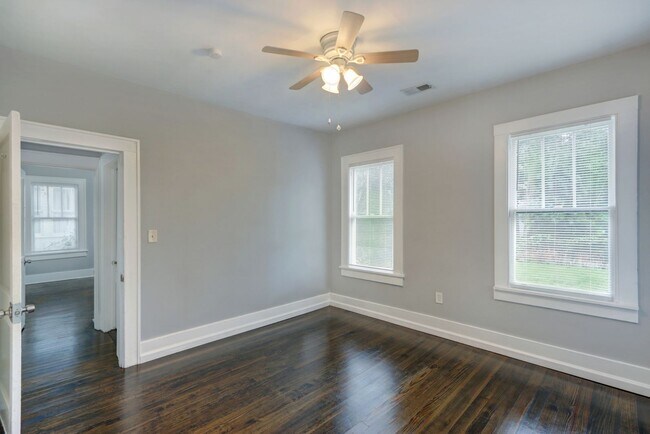 Building Photo - Large 3BR/2BA Downtown Home Walking Distan...
