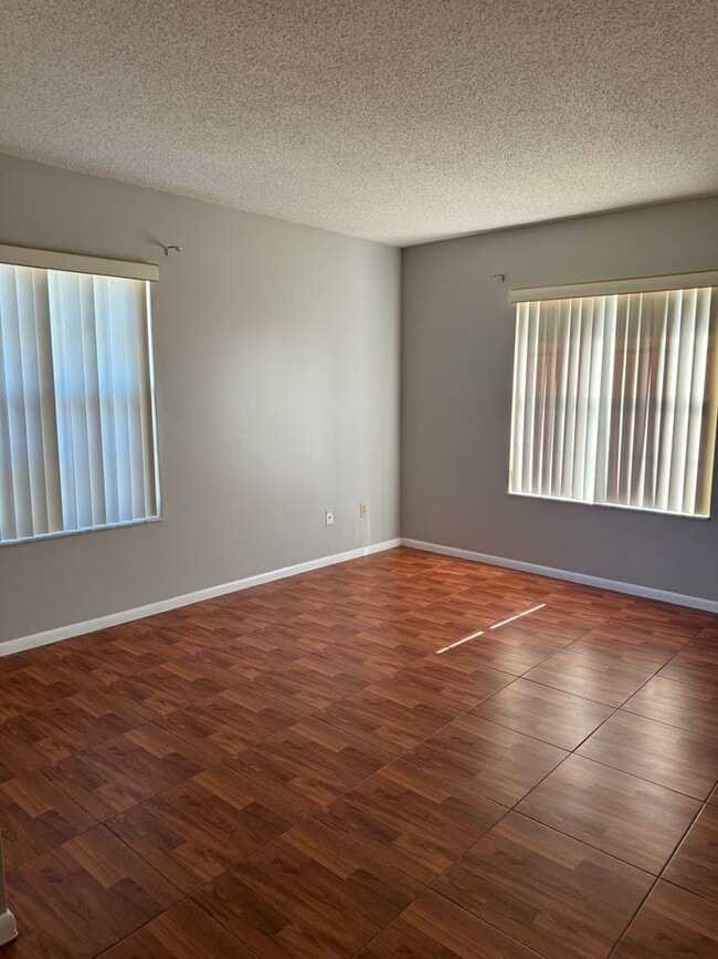 Building Photo - Spacious 3 bedroom, 2 bathrooms multiplex unit.