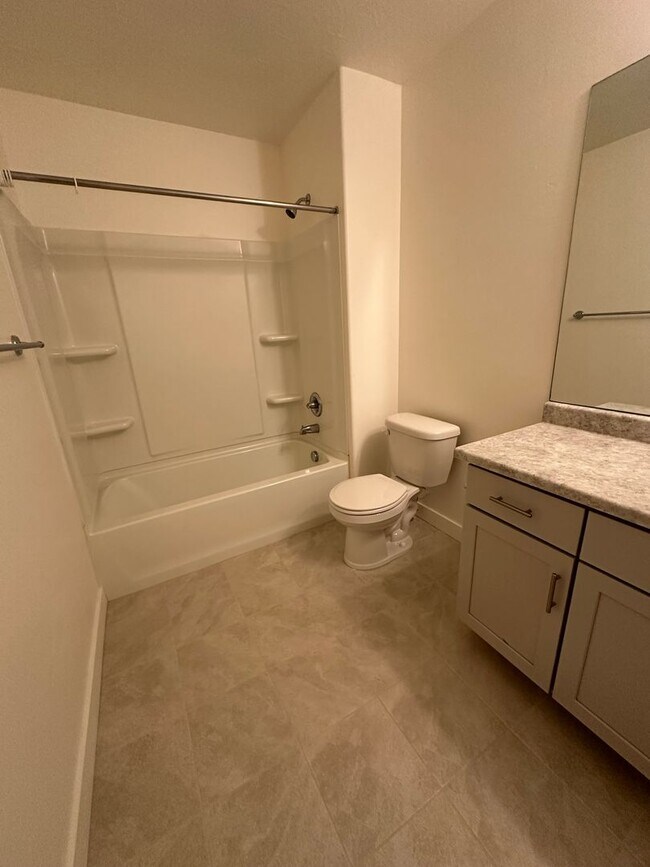 Building Photo - $800 Amazon Gift Card + 2 Weeks Rent Free! Beautiful 3 Bed 2.5 Bath Townhome in West Haven