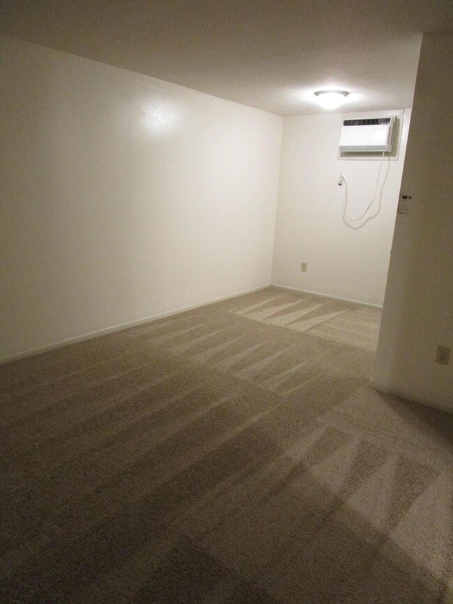 Building Photo - 6180 Circle Dr