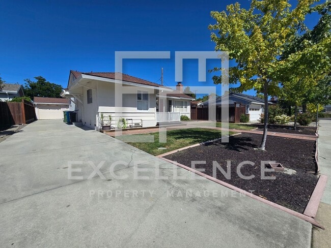 Building Photo - 4/2 House With Yard, Hardwood Floors, Pets...