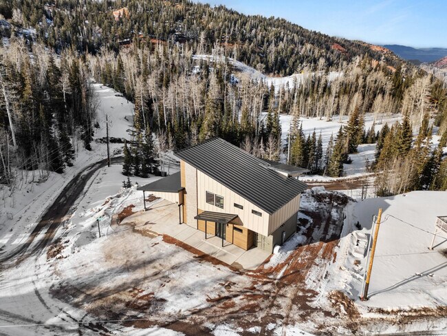 Building Photo - 220 Circle Dr