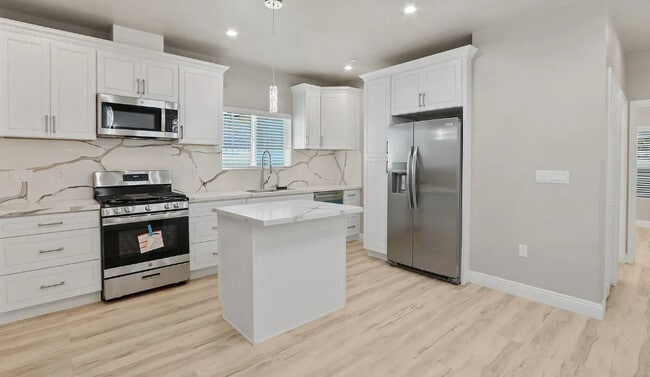 Building Photo - 10216 Ramona Ave