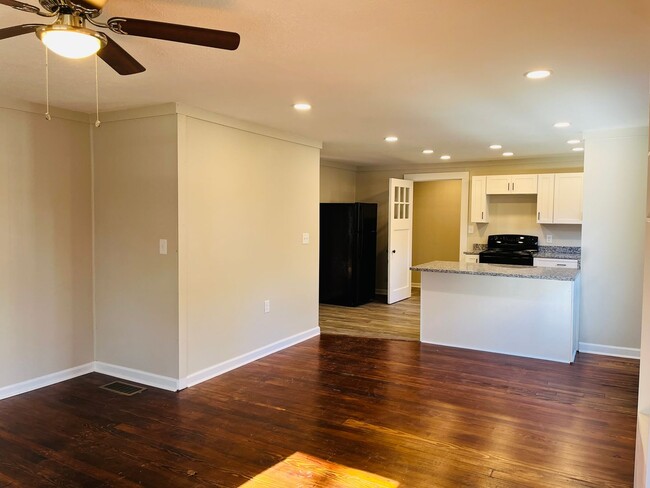 Building Photo - Wow! Renovated 3 bedroom home in Fairburn! Must See!