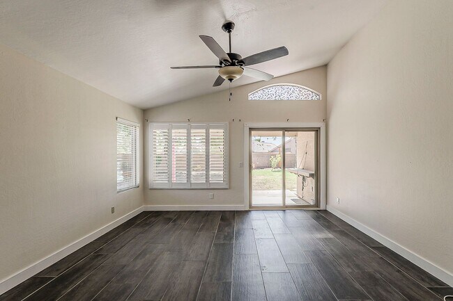 Building Photo - 4 bed, 2 bath home in Peoria