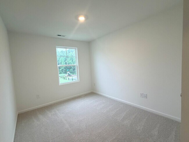 Building Photo - ~~ Luxurious End Unit 3-bedroom Townhome ~~