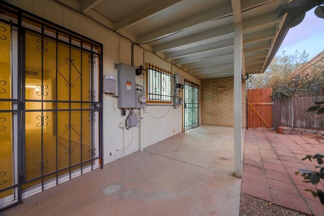 Building Photo - 510 W Cll Lago