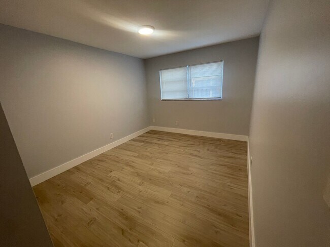 Building Photo - 780 NE 46th Ct