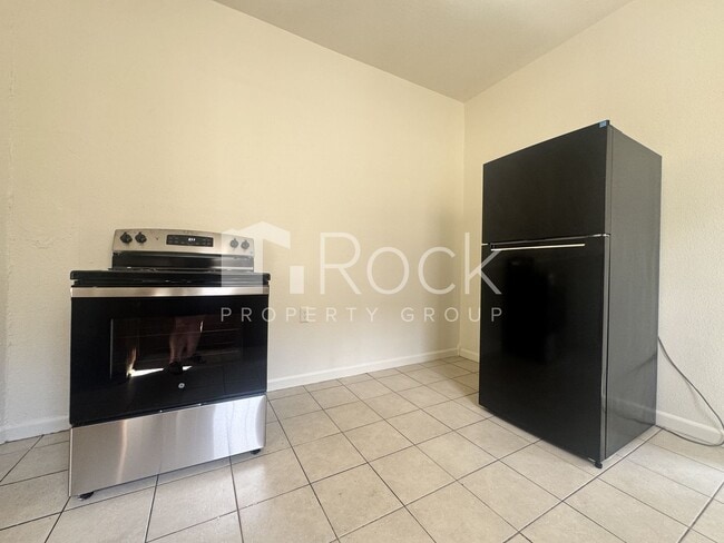 Building Photo - 114-116 SW 23rd St Duplex