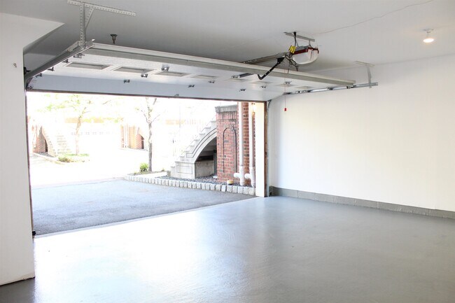 Building Photo - 9 McMartin Ct