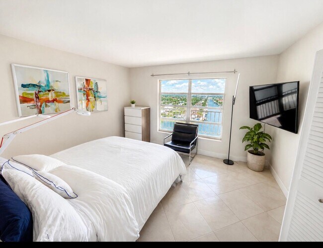 Building Photo - 1021 Hillsboro Mile