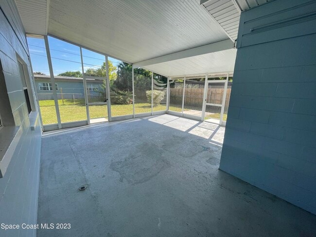 Building Photo - 303 Sharon Dr