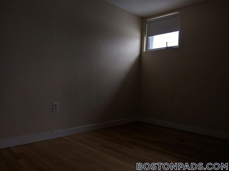 Building Photo - 385 Dorchester St