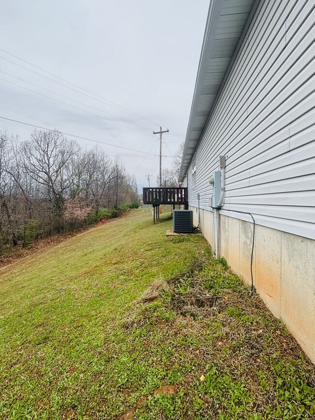 Building Photo - 4Bedroom,/2 Bath Home close to base