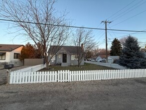 Building Photo - 1124 S Powerline Rd