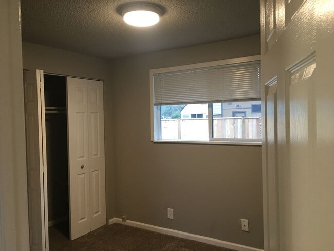 Building Photo - Lanson01