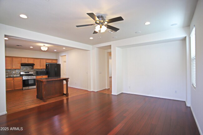 Building Photo - 1090 W Caroline Ln