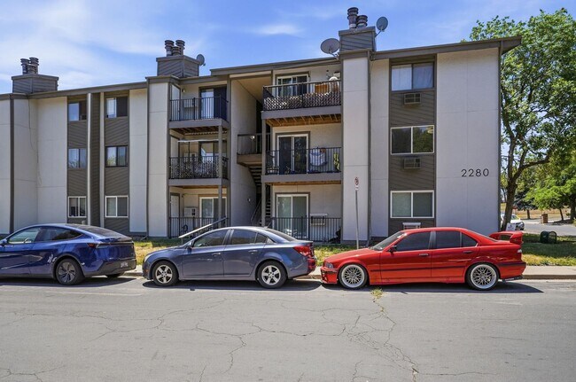 Building Photo - Move in Ready 2bed 2bath in Cherry Creek Schools