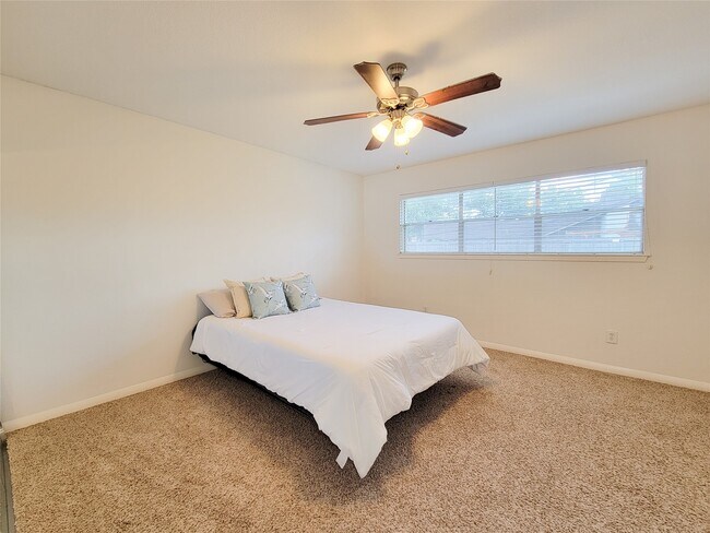 Building Photo - 2115 Forest Oaks Dr