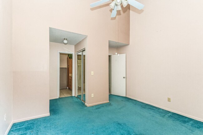 Building Photo - Open Concept Condo! 2 Bedrooms & 2.5 Baths!