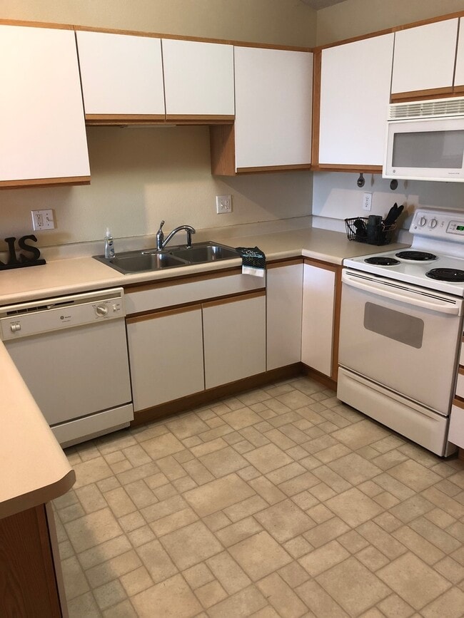 Building Photo - Nice 2br Condo in Coralville close to shopping & interstate