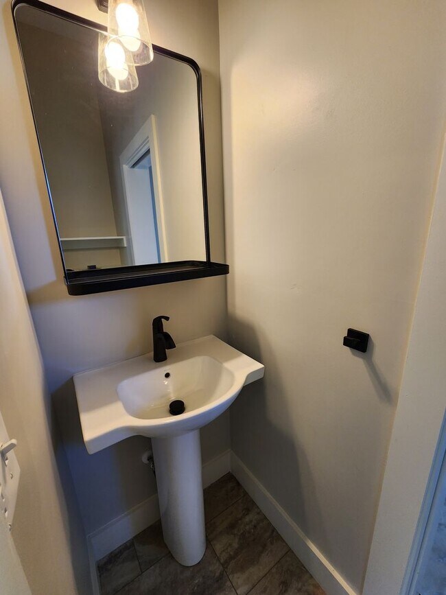 Building Photo - ***6 Month Lease***East Asheville Rental