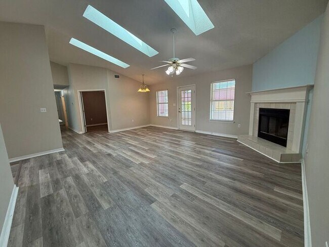Building Photo - Gulf Breeze - Mandavilla - 3 bedroom, 2 bathroom