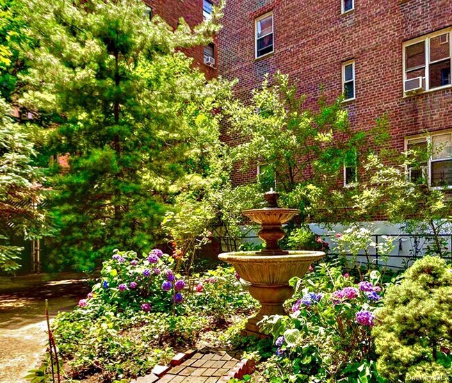 Building Photo - 76-10 34th Ave