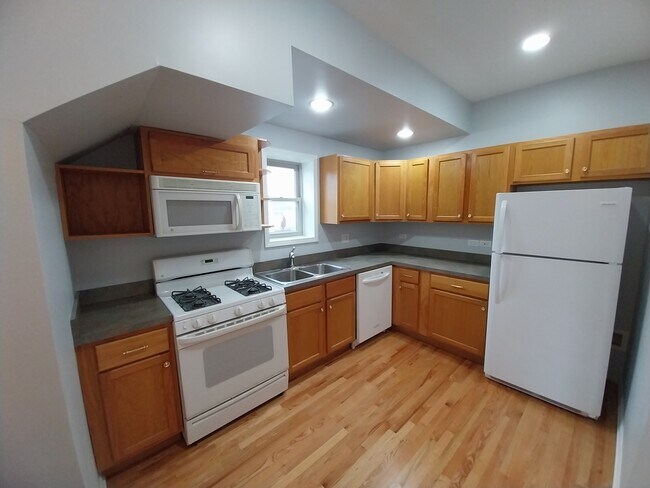 Building Photo - 4552 N Newland Ave