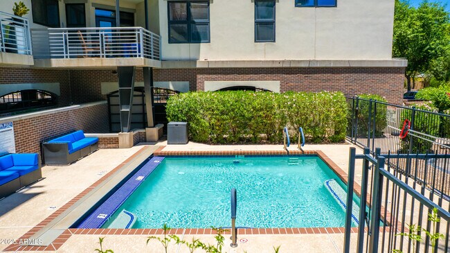 Building Photo - 914 E Osborn Rd