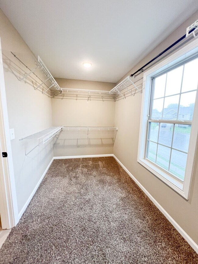 Building Photo - 4 Bedroom 3 Bathroom Home