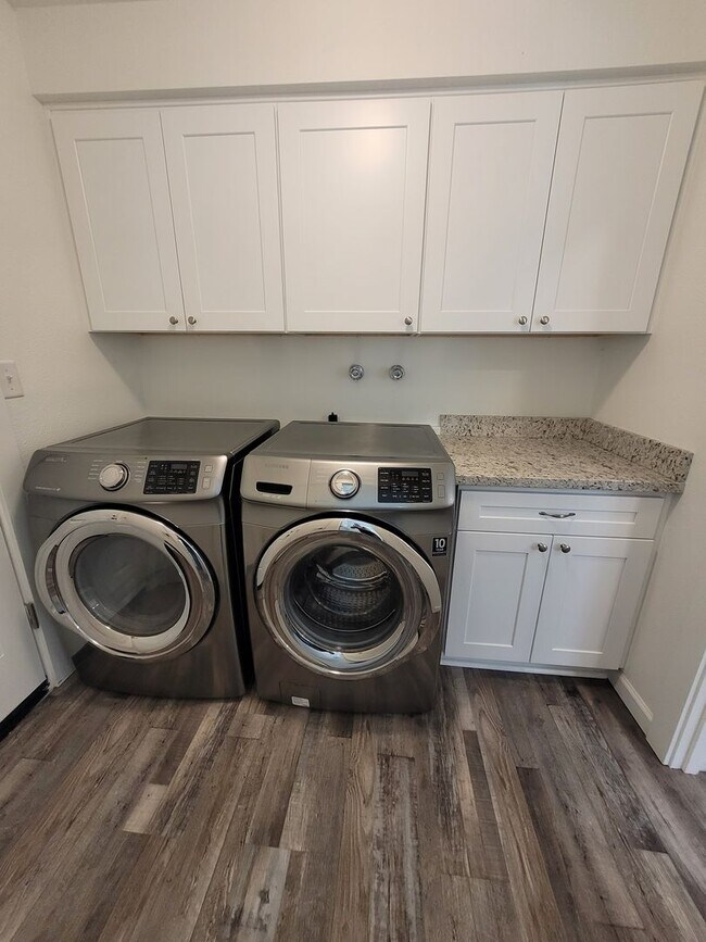 Building Photo - Updated, Single Level Home, 3BD/3BA, corne...