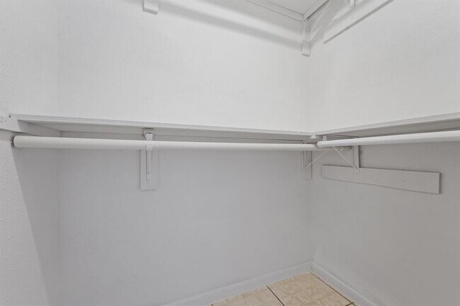 Building Photo - 10855 Meadowglen Ln