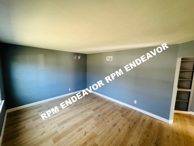 Building Photo - 2-Bed Home with Flex Room + New Appliances!