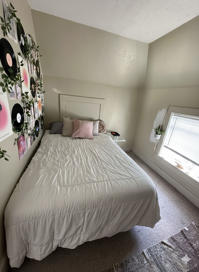 Building Photo - 3 Bed 1 Bath duplex close to UWEC!