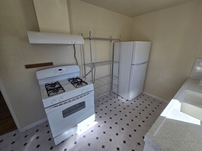 Building Photo - 588 1/2 McIntosh St