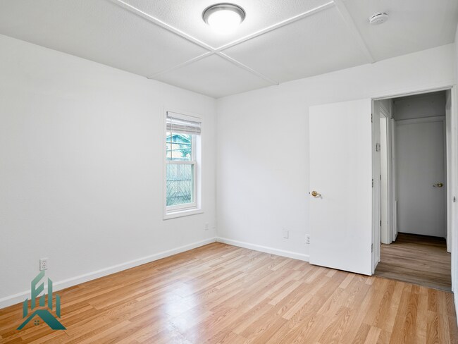 Building Photo - 315 SE Park Ave