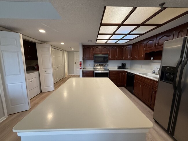 Building Photo - Luxury Living at Midtown Square