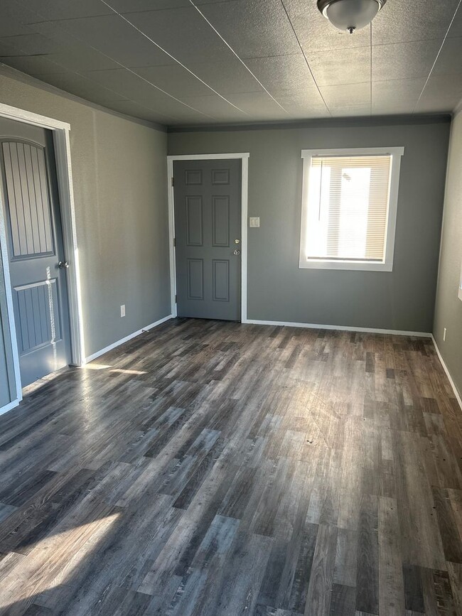Building Photo - 3 bedroom house close to shopping.